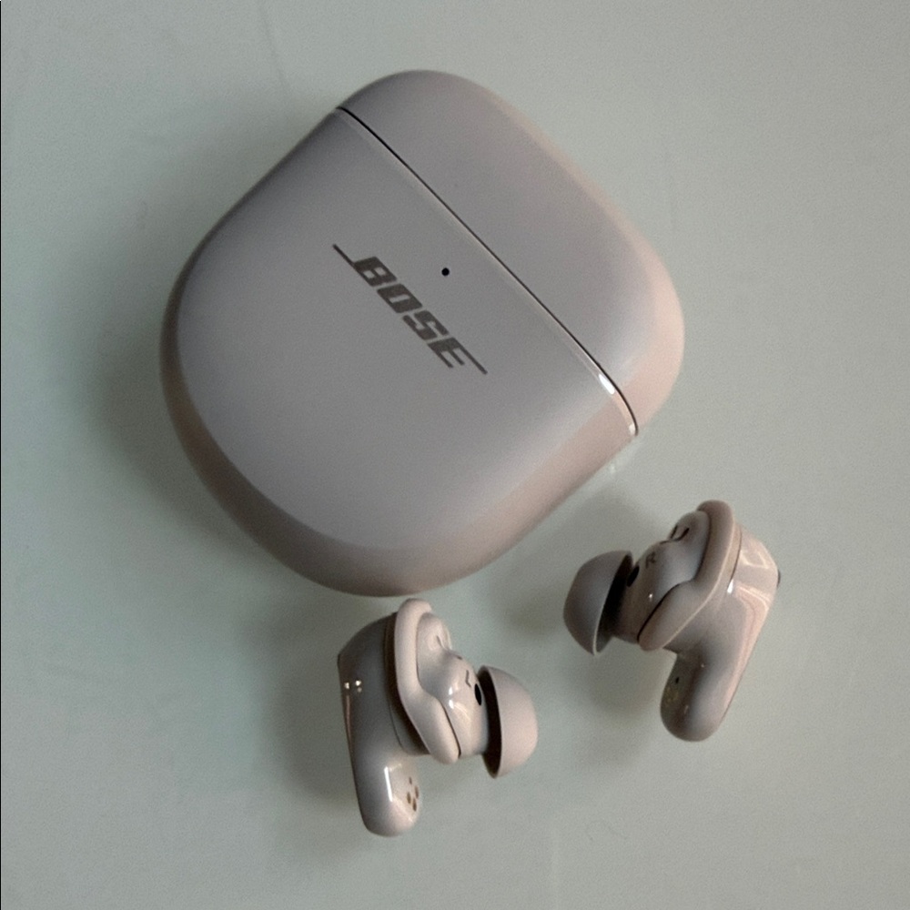 Bose White Wireless Earbuds with Blue Case - Picture 3 of 6